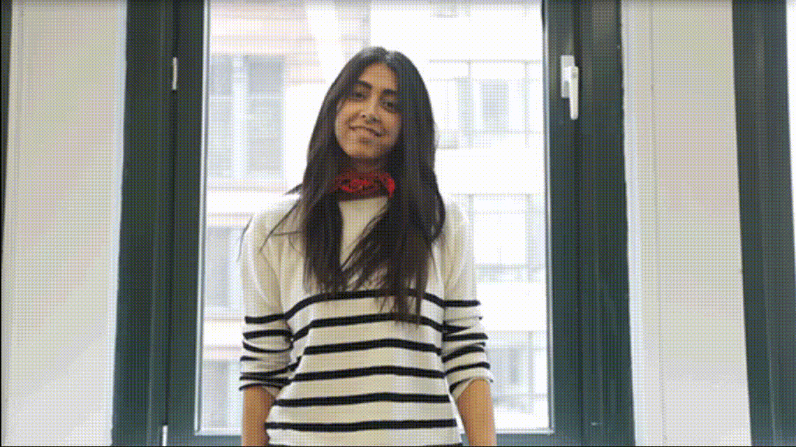 A GIF demonstrating how to use a scarf